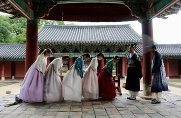 RS50954 Jingyi Sze Group Bonding Moment